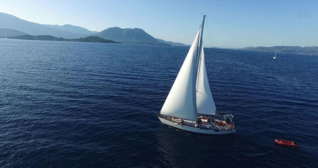 Private cruise with a sailing boat