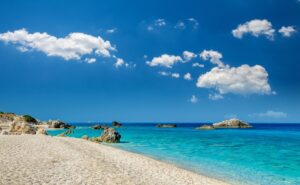 Lefkada nga Shqipëria – Udhëzuesi i Plotë për Pushime, Plazhe dhe Akomodim